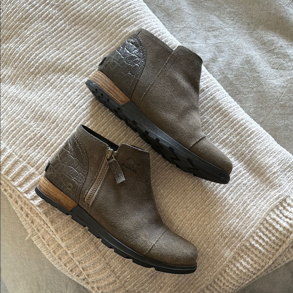 Greyish Suede Ankle Boots with Croc Heel Accent